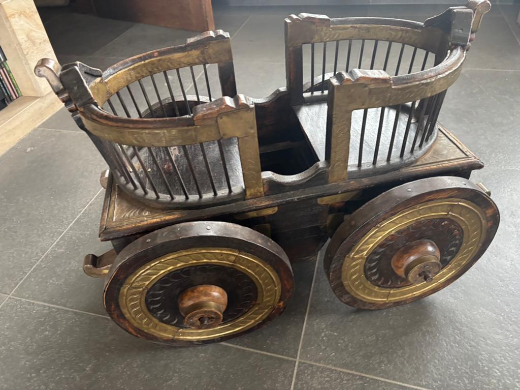 Aziatische antieke poppenwagen, Ophalen