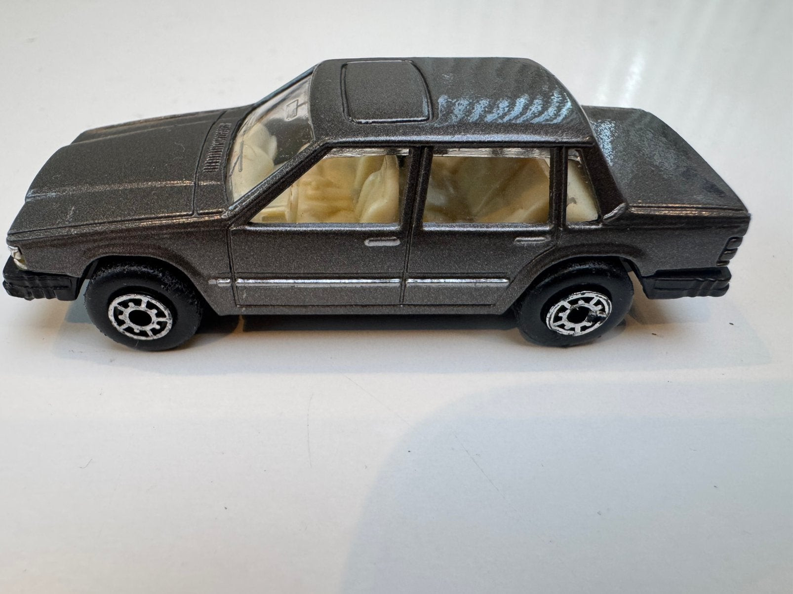 Miniatuur auto VOLVO 760 GLE, Ophalen, Zo goed als nieuw, Auto