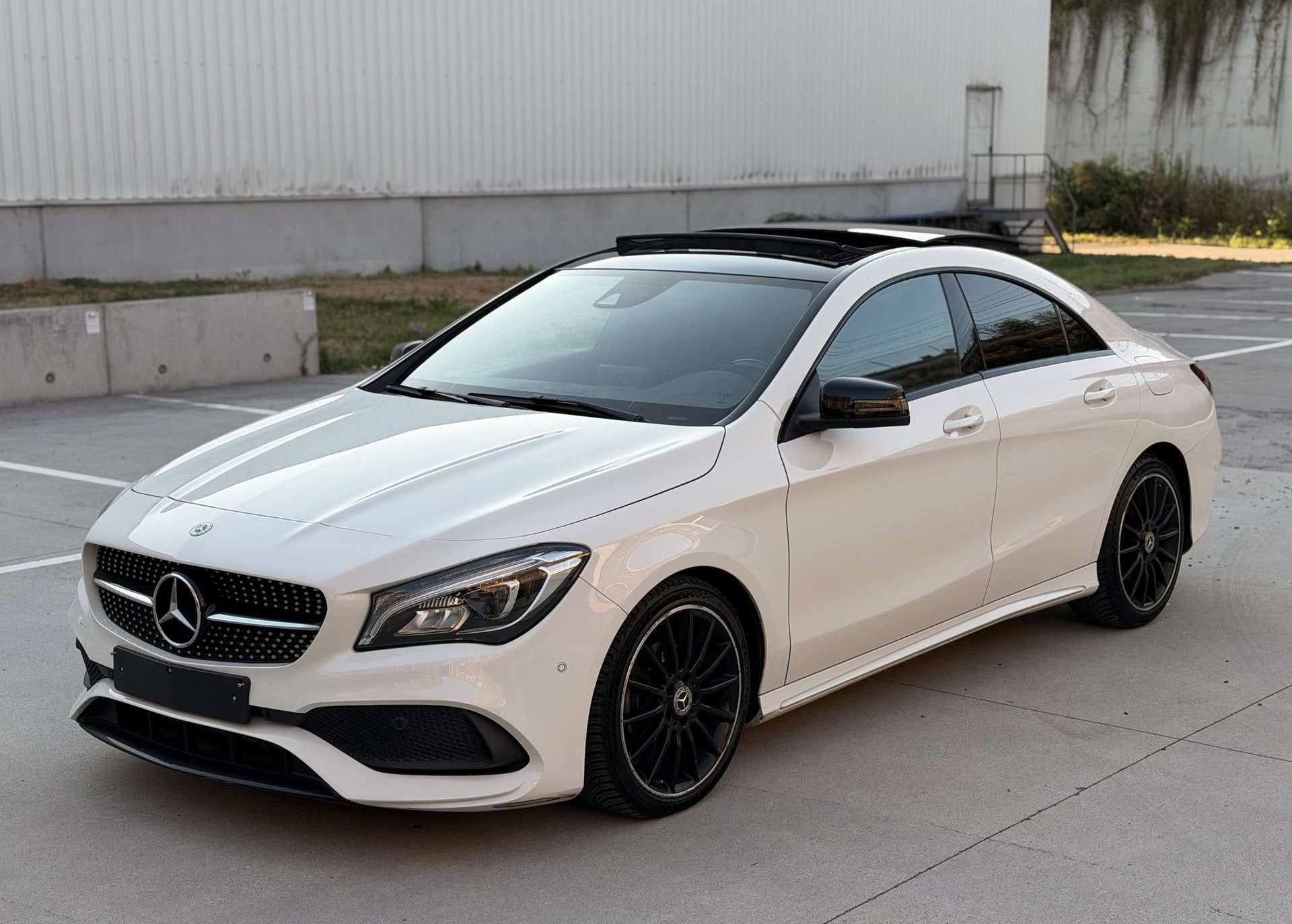 Mercedes-Benz CLA 180 AMG PACK • FACELIFT • OPEN DAK •, Auto's, 122 pk, Gebruikt, 4 cilinders, Wit