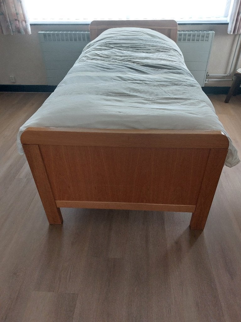 Bed, 1 persoons, senioren, Huis en Inrichting, Slaapkamer | Bedden, Ophalen, Eenpersoons, Bruin, Zo goed als nieuw