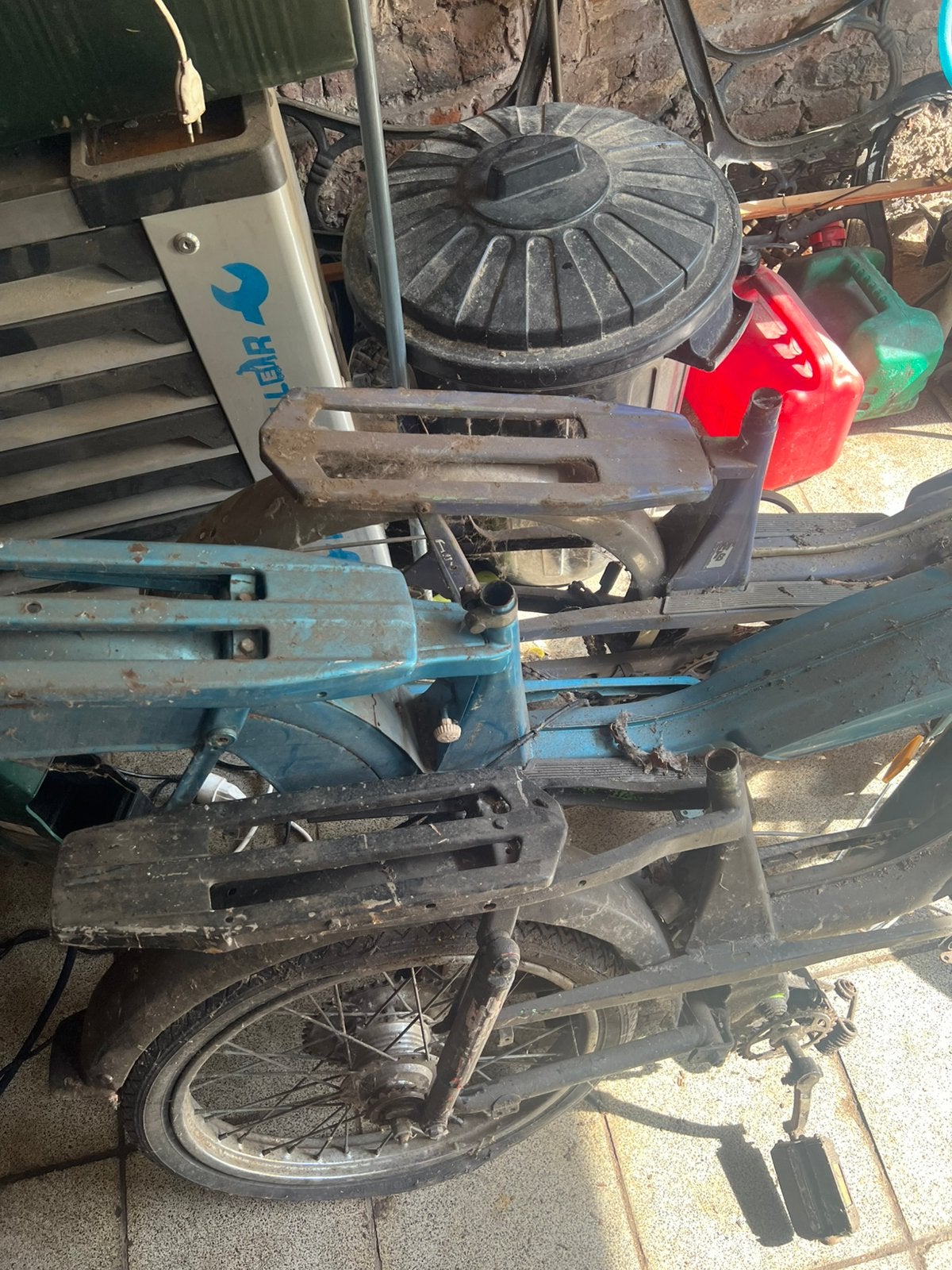 Vend 3 motobecane pour piece avec 2 bas moteur