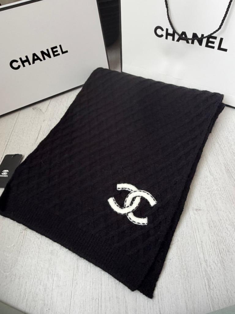 Écharpe Chanel neuve avec emballage, Enlèvement ou Envoi, Neuf, Écharpe