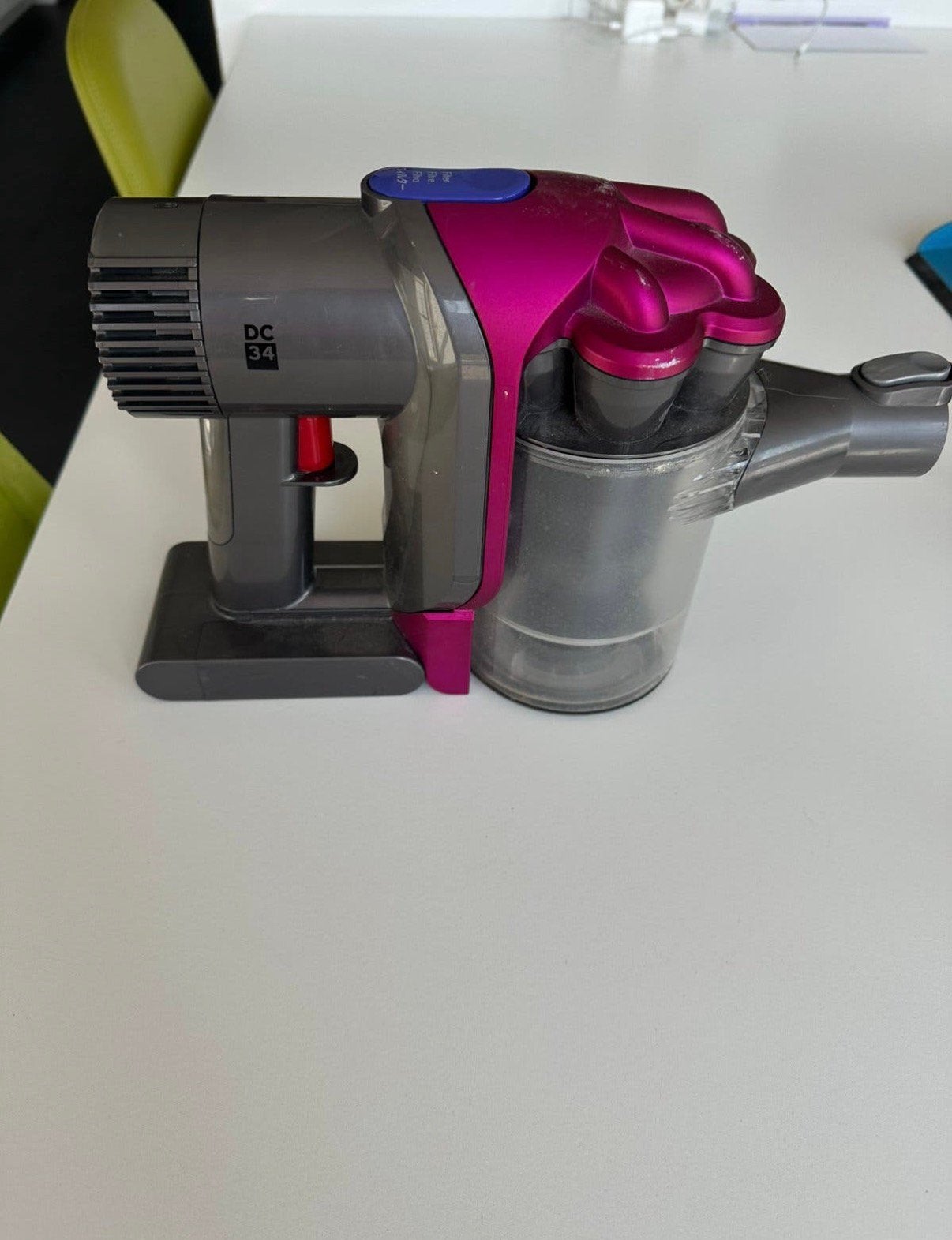 Dyson DC34 draadloze kruimeldief met accessoires en oplader, Elektronische apparatuur, Ophalen, Kruimeldief, Draadloos, Zo goed als nieuw