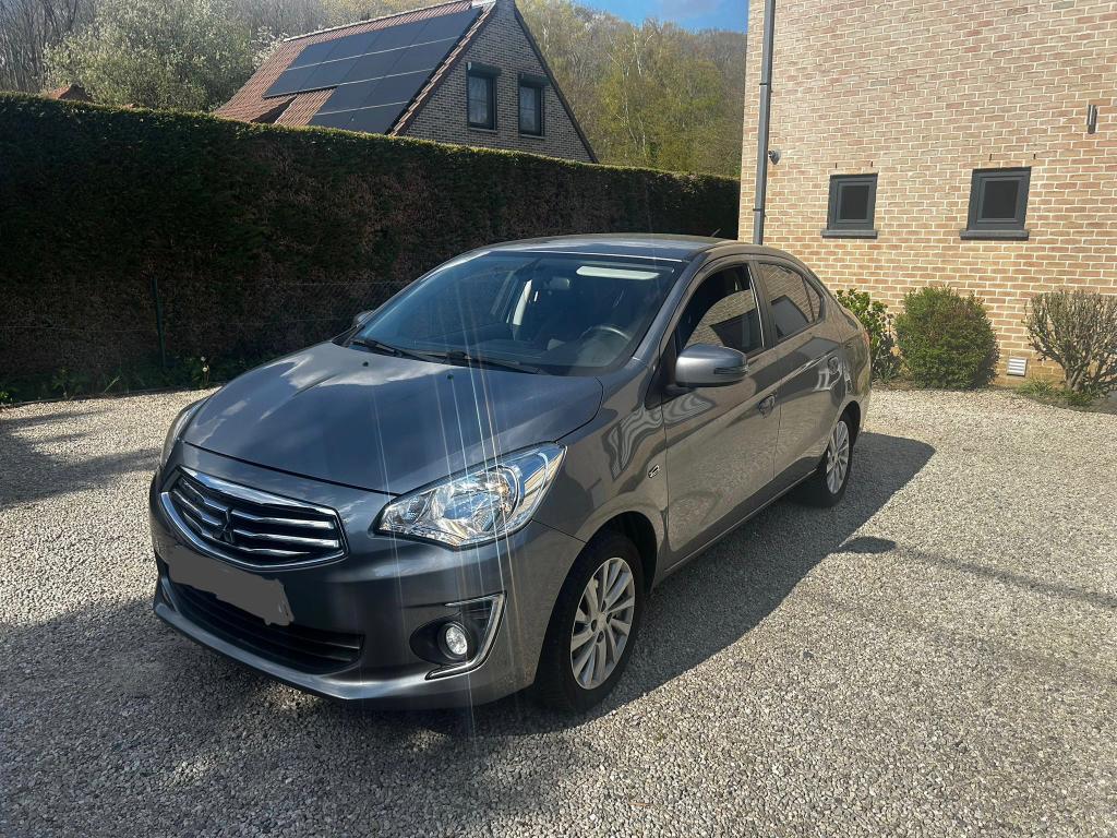 Mitsubishi attrage 2015 55000km automatique, Autos, Mitsubishi, Cuir, Argent ou Gris, Achat, Noir