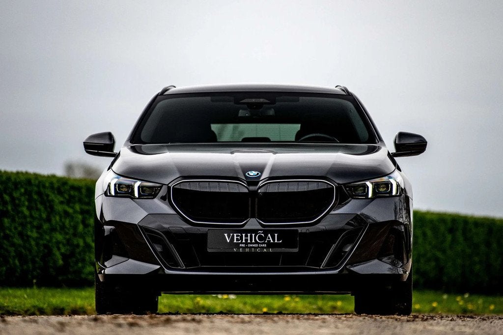 BMW i5 eDrive40 Touring M | B&W | PANO | 360 CAMERA |, Auto's, Automaat, Gebruikt, Zwart, 340 pk