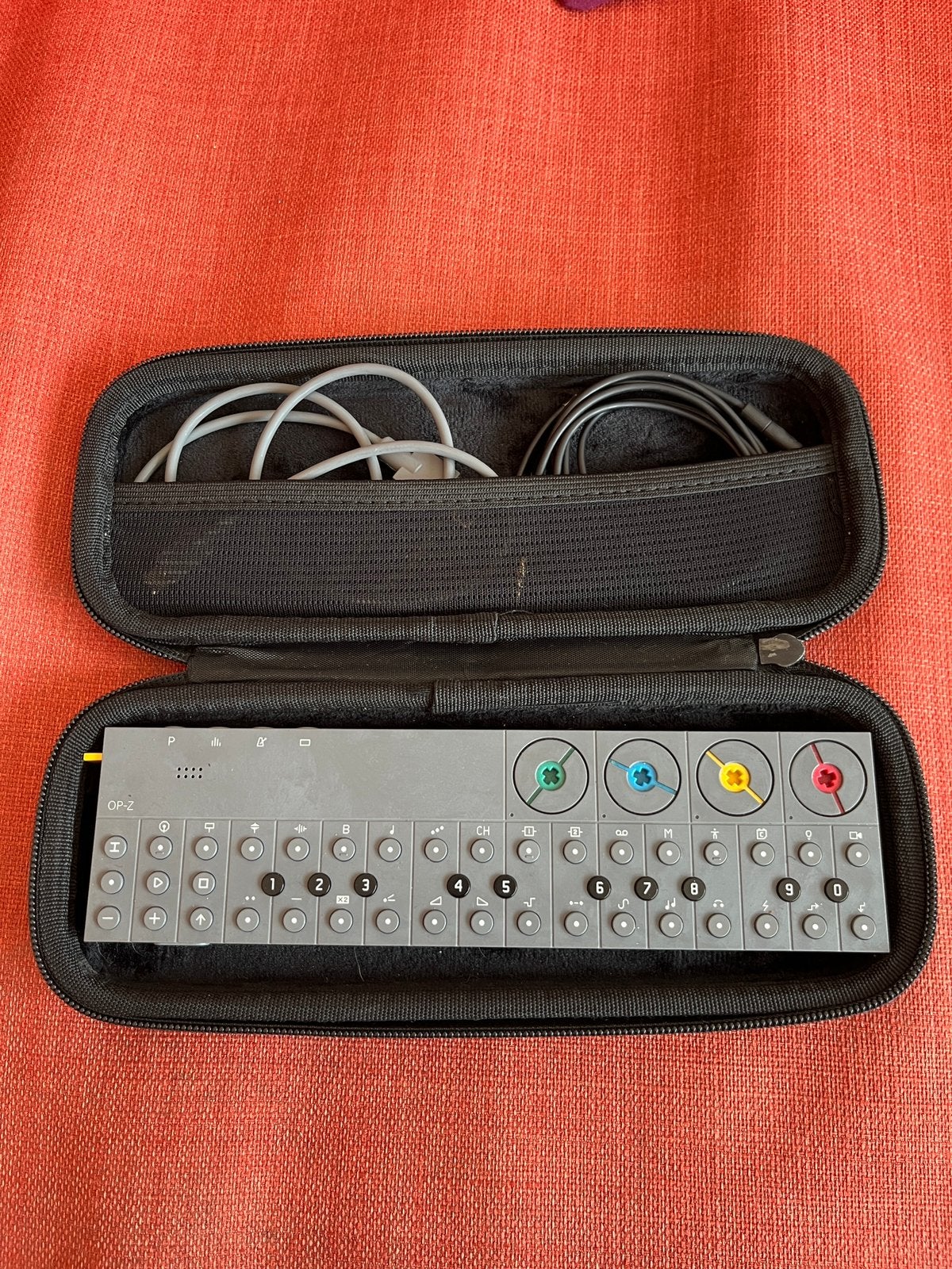 OP-Z teenage engineering, Musique & Instruments, Synthétiseurs, Enlèvement ou Envoi, Comme neuf, Autres marques, Avec valise ou flightcase