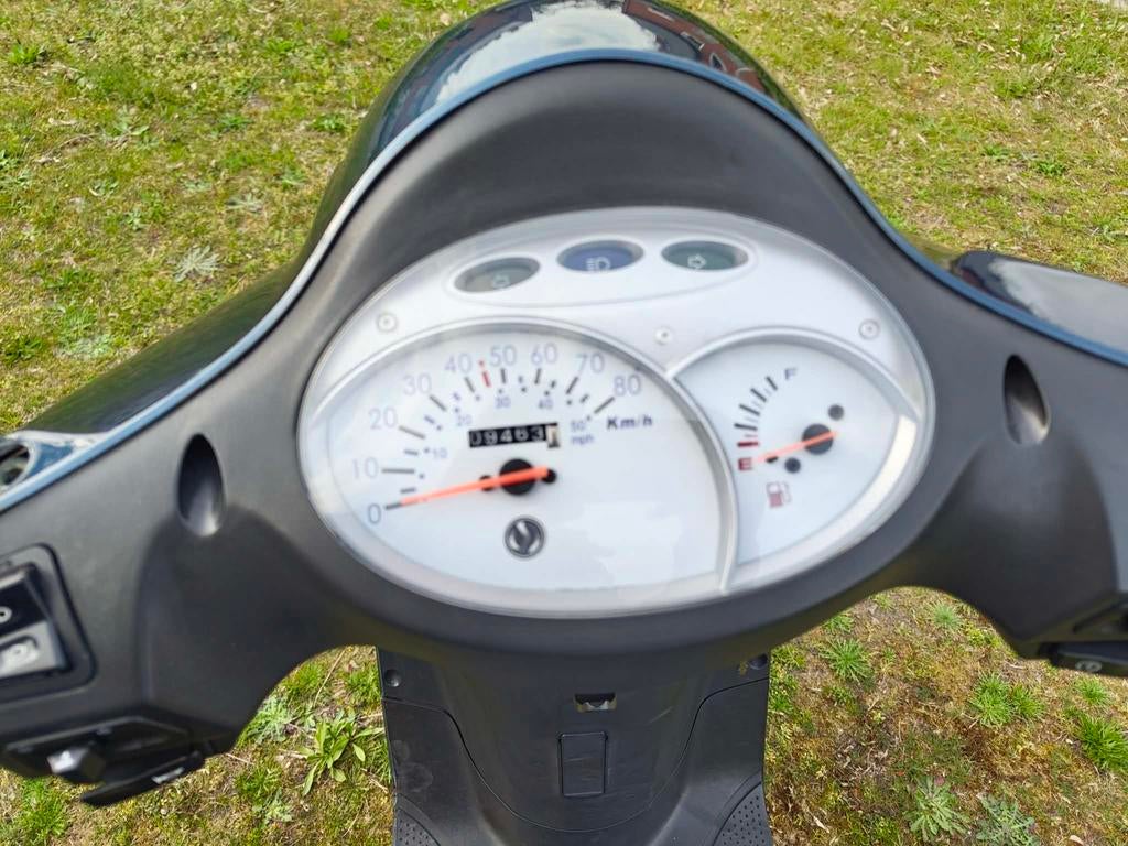 Sym fiddle 2 b klasse met papieren, Fietsen en Brommers, Ophalen, Zo goed als nieuw