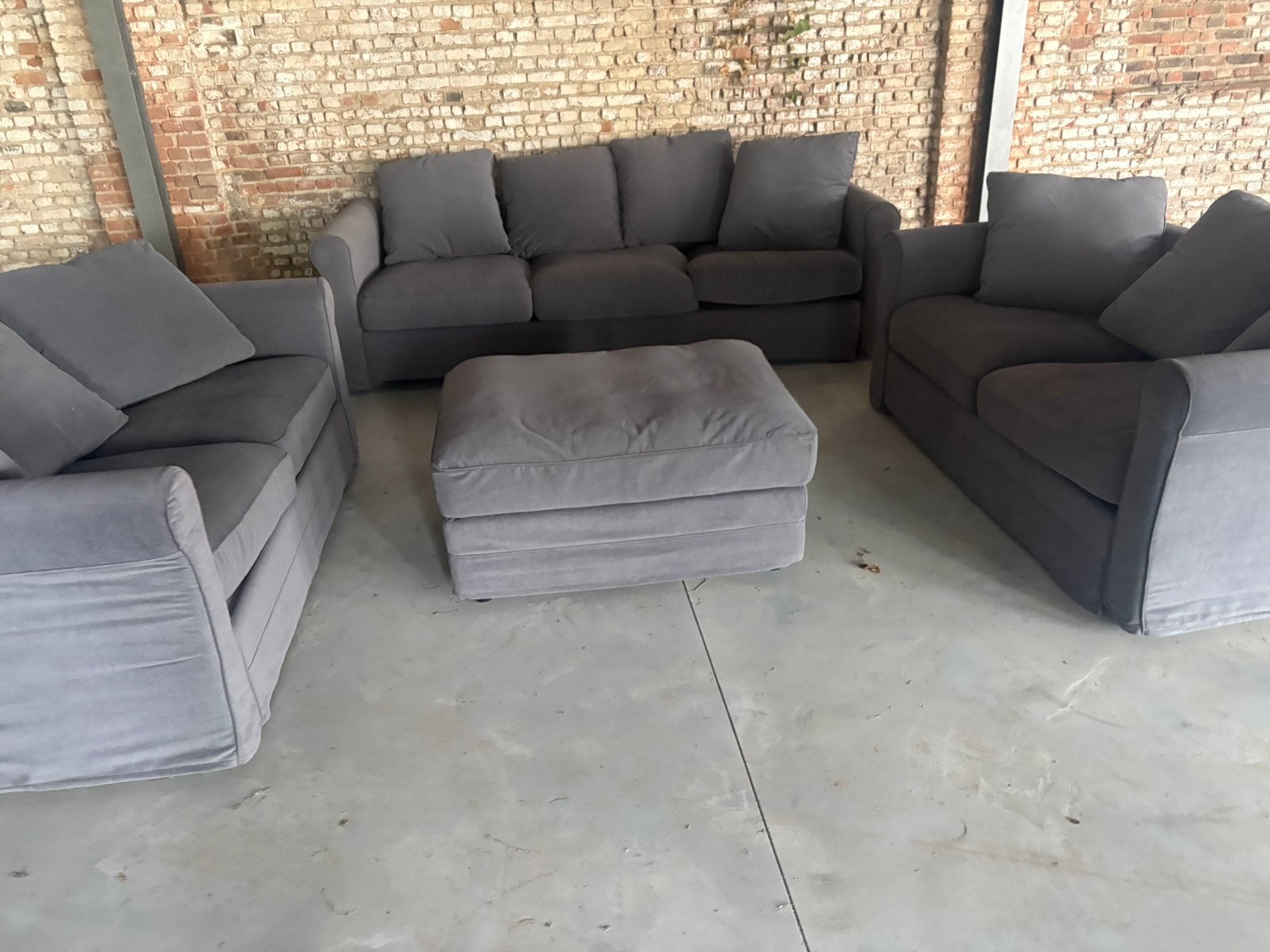 Complete grijze salonset – 3 banken + grote hocker, Ophalen of Verzenden, Zo goed als nieuw, Stof