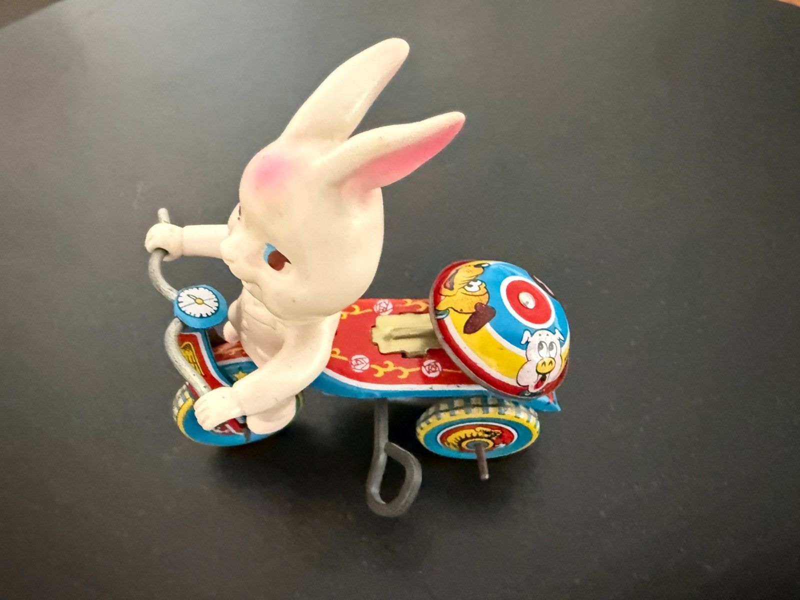 Lapin en étain vintage fabriqué au Japon sur tricycle 70, Enlèvement ou Envoi, Utilisé