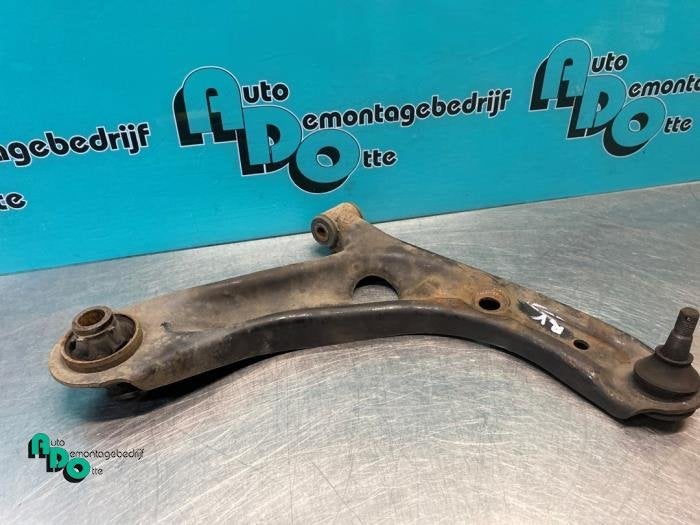 Bras de suspension avant droit d'un Peugeot 107 (107 05-), -, 3 mois de garantie, Utilisé, -
