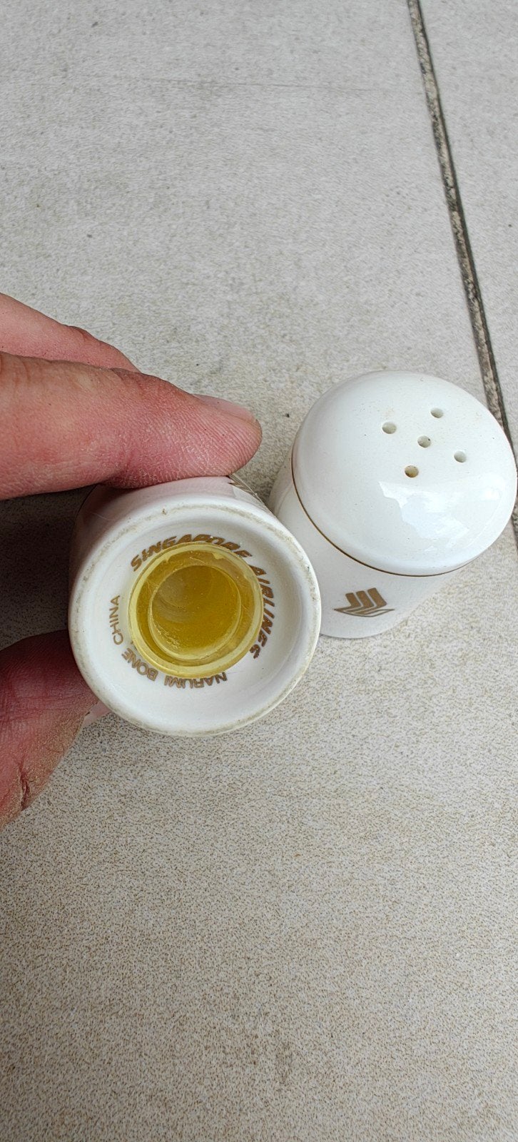 Singapore Airlines peper-en zoutvaatjes, Ophalen