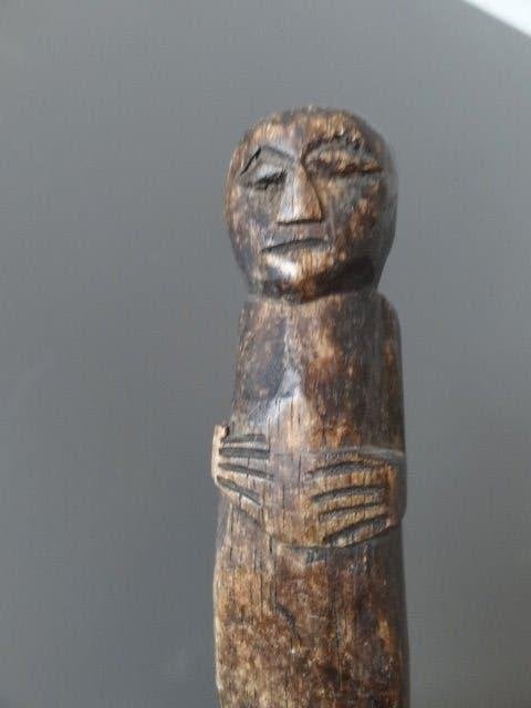 belle statue très têtue sur un piédestal, H 15 cm, Afrique, Envoi, Sculpture, Bois