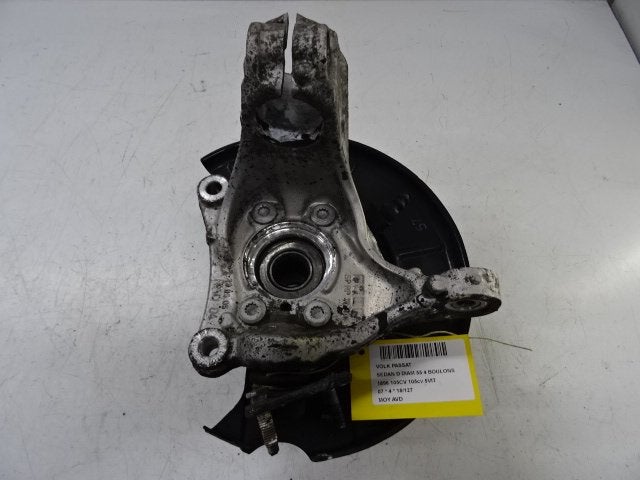 MOYEU DE ROUE AVANT DROIT Volkswagen Passat (3C2), Autos : Pièces & Accessoires, Freins & Transmission, Volkswagen, Utilisé