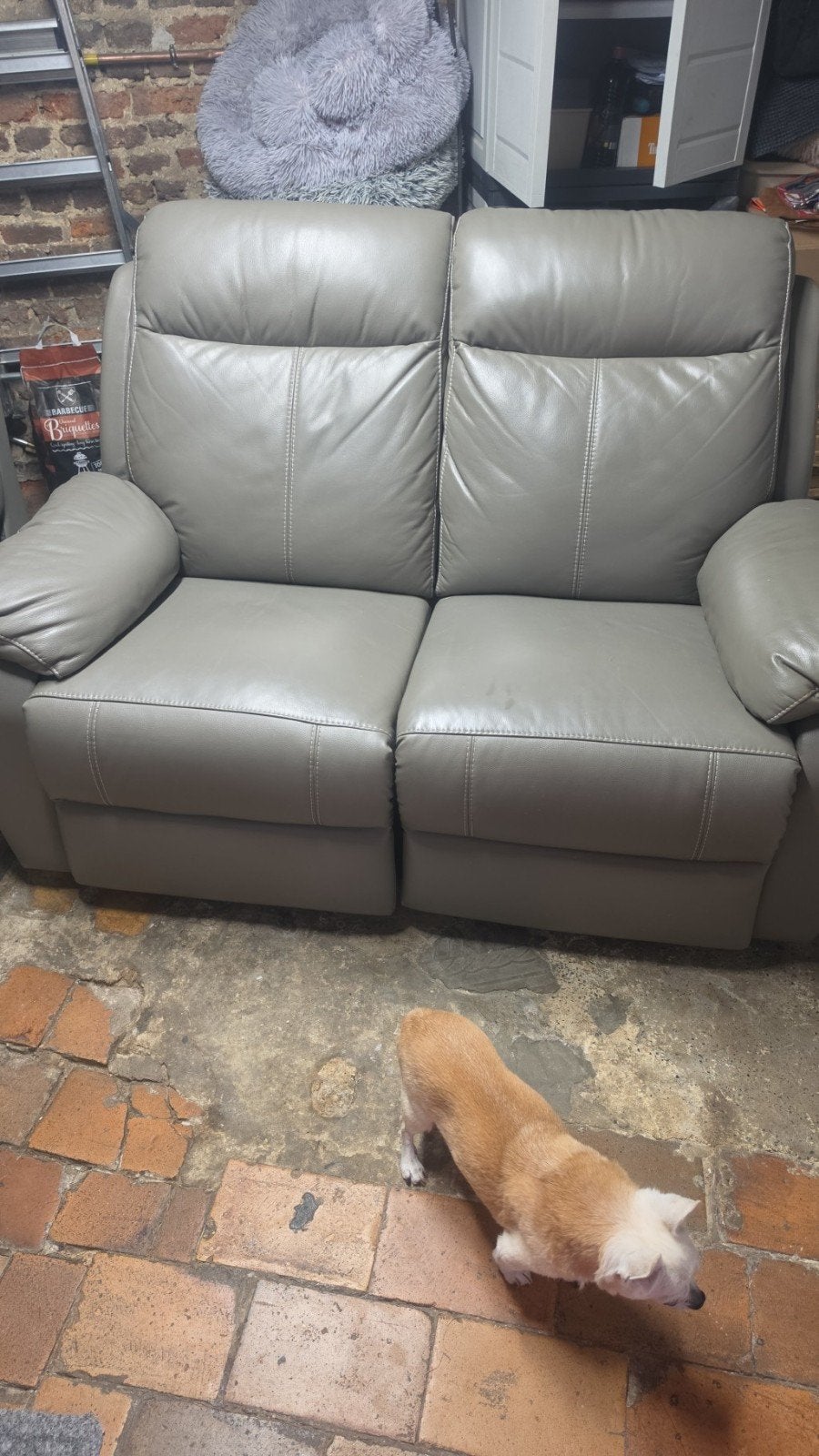 Divan en simili cuir gris, 2 places avec relax électriques, Ophalen, Tweepersoons, Zo goed als nieuw, Rechte bank