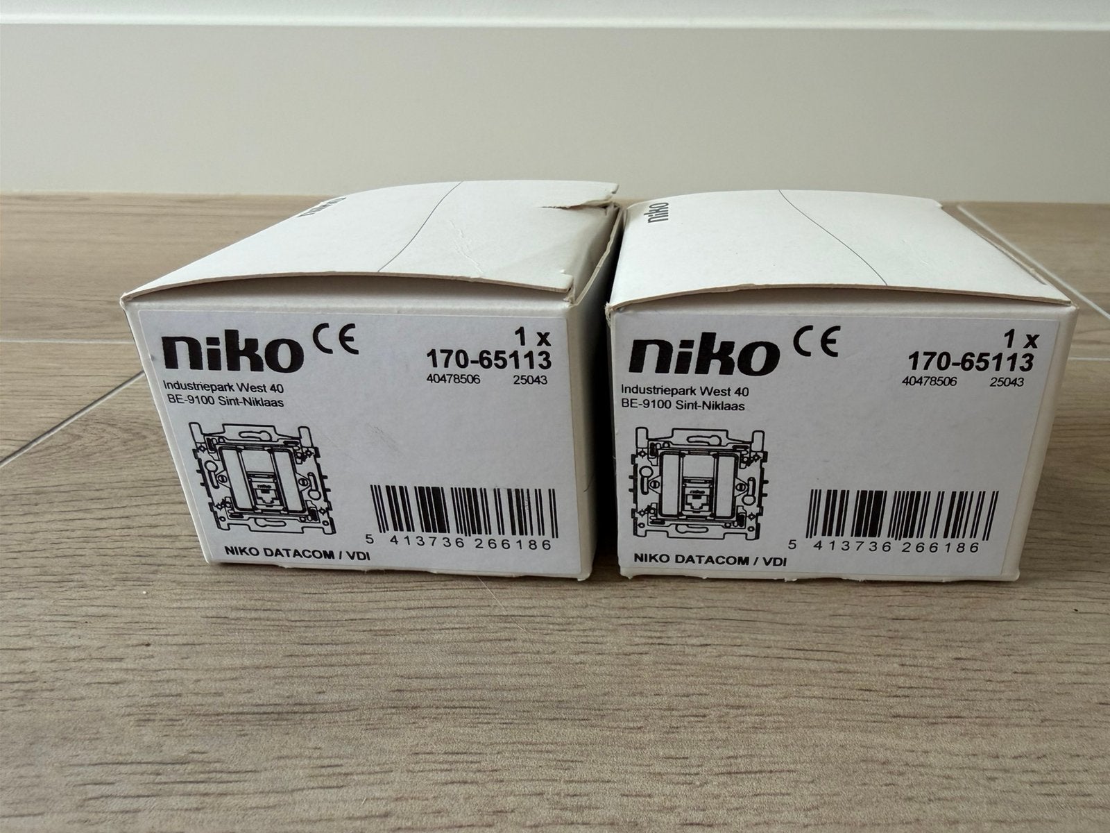 Niko RJ11 UTP 170-65113 2 stuks, Doe-het-zelf en Bouw, Elektriciteit en Kabels, Ophalen, Nieuw