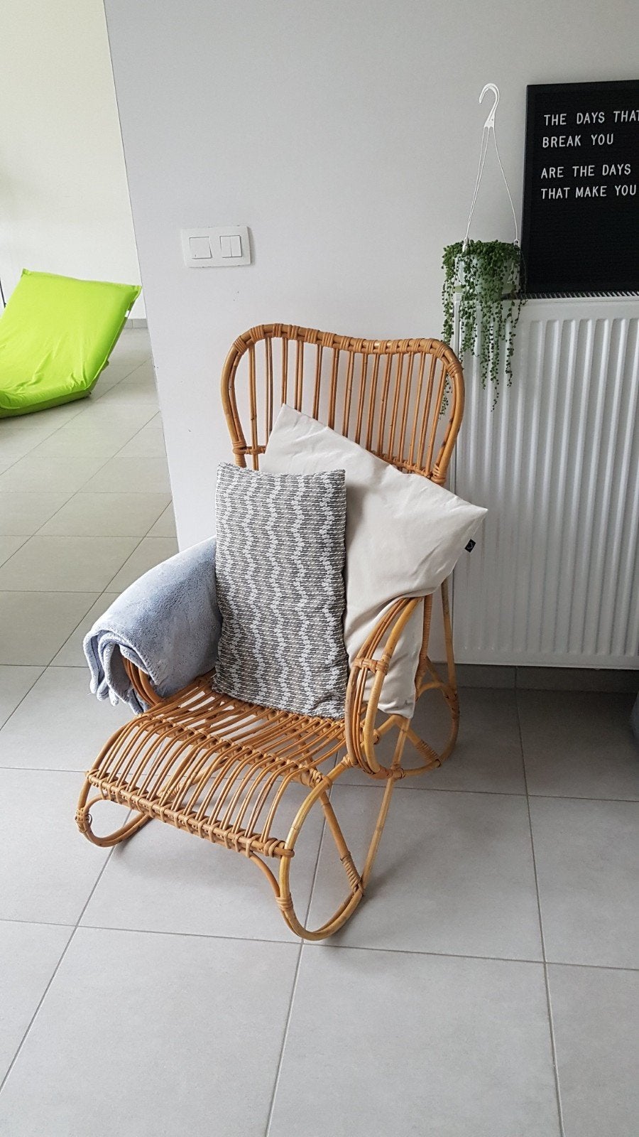Rotan stoel zonder kussens en schapenvel., Ophalen, Zo goed als nieuw, Riet of Rotan