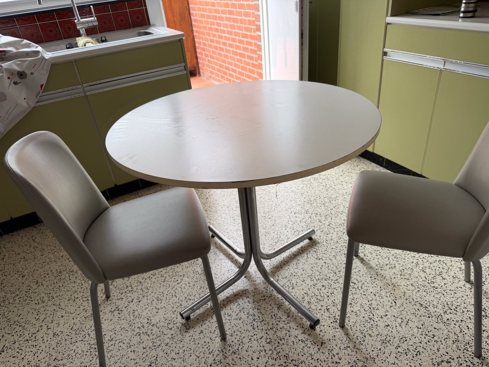 Table de cuisine avec 2 chaises, Maison & Meubles, Enlèvement, Utilisé