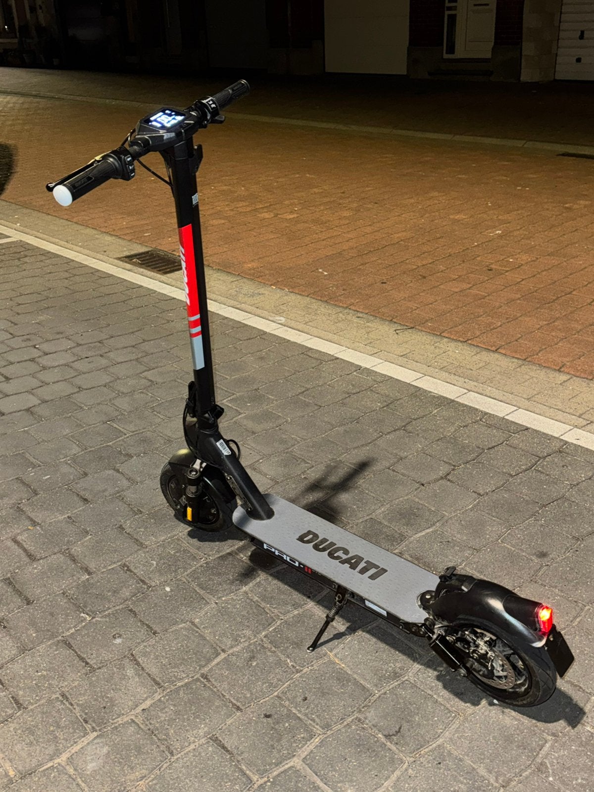Nieuwstaat Ducati 31 km/u, Fietsen en Brommers, Steps, Ophalen, Zo goed als nieuw