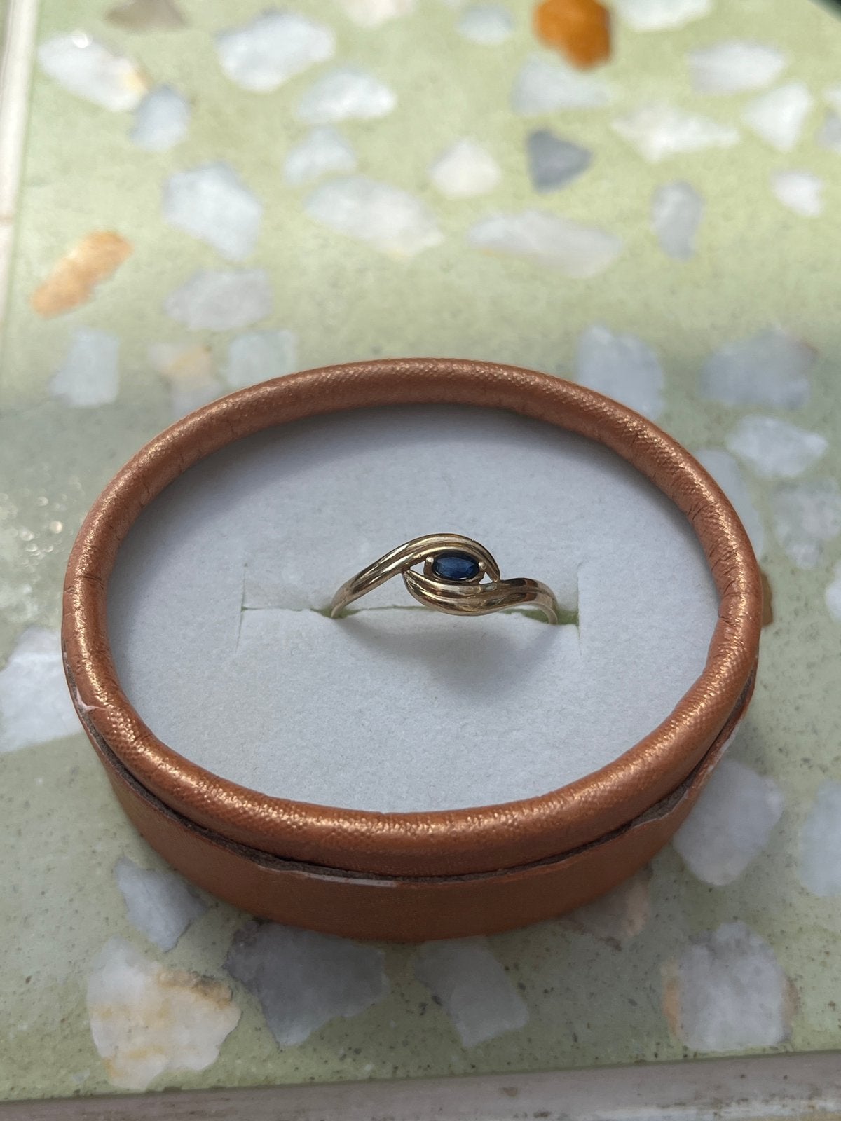 Gouden ring gestempeld, Handtassen en Accessoires, Ringen, Ophalen of Verzenden, Met edelsteen, Dame, Goud