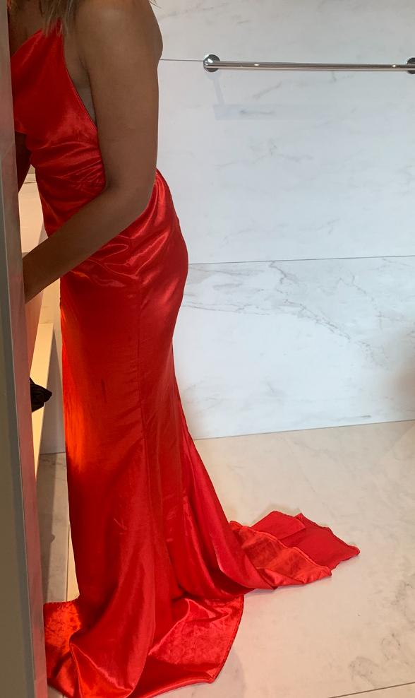 Longue robe fendue traine  satin rouge, Enlèvement ou Envoi, Comme neuf, Rouge