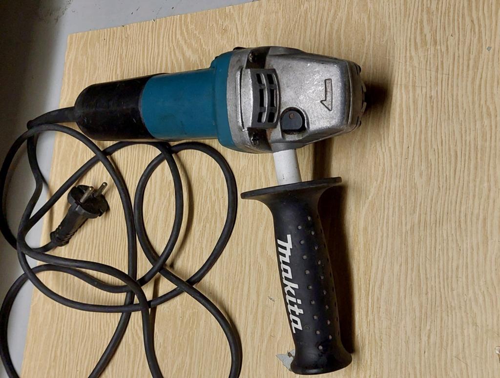 Meuleuse d'angle Makita 9558HN 125 mm 840 W M14 testée, Bricolage & Construction, Outillage | Meuleuses, Enlèvement, 700 à 1000 watts