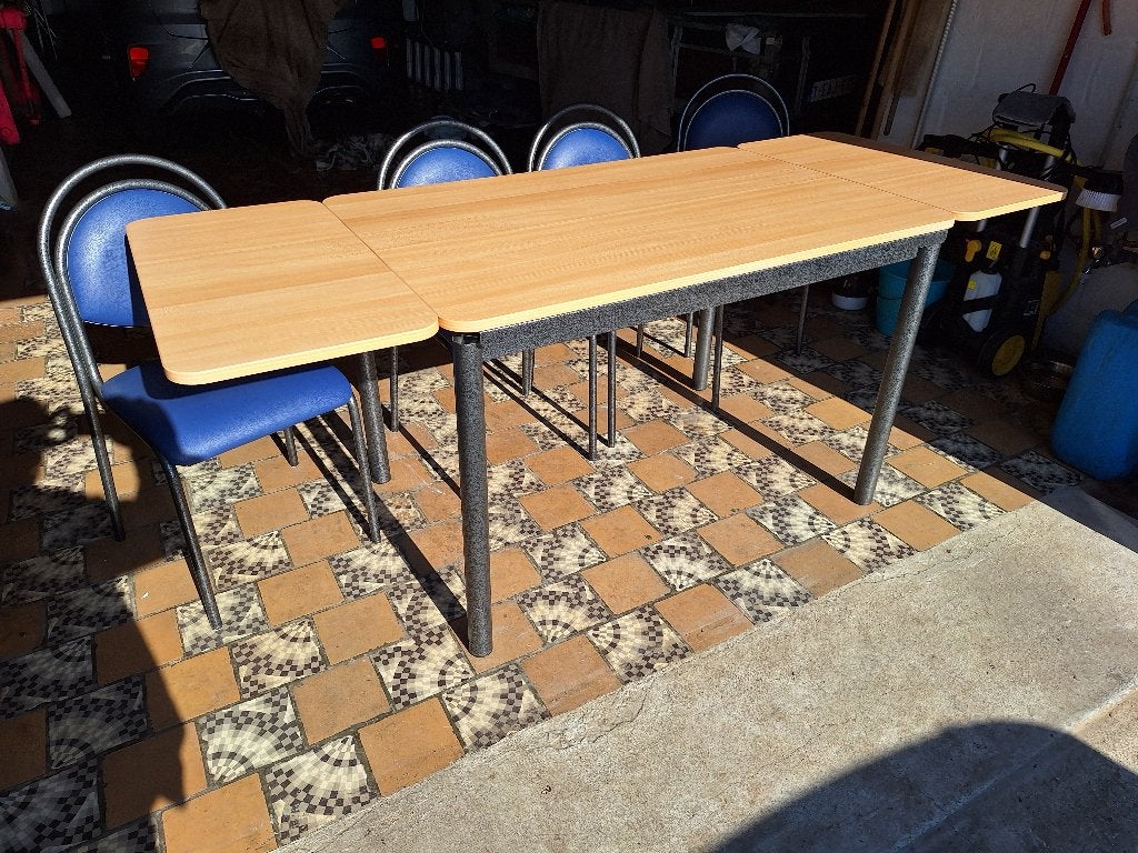 4 chaises et une table, Comme neuf, Enlèvement, Métal ou Aluminium, 75 cm ou plus