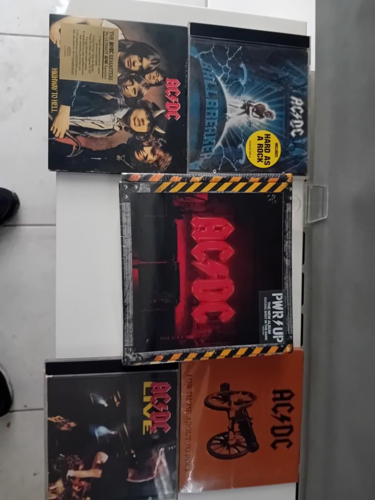 Cd's acdc, Ophalen