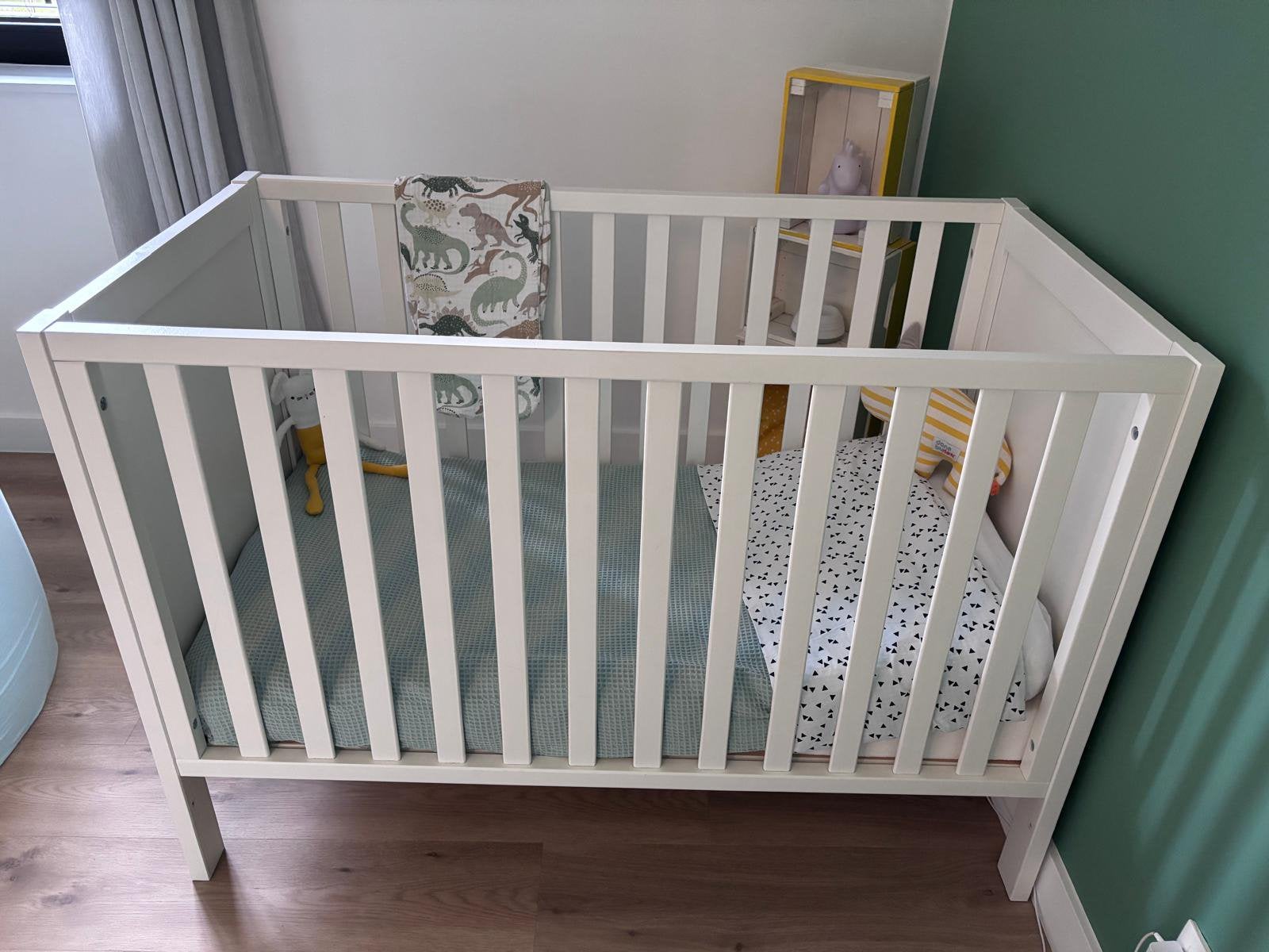 Mooi babybed, in hoogte verstelbaar inclusief toebehoren, Kinderen en Baby's, Ophalen, Zo goed als nieuw, Matras