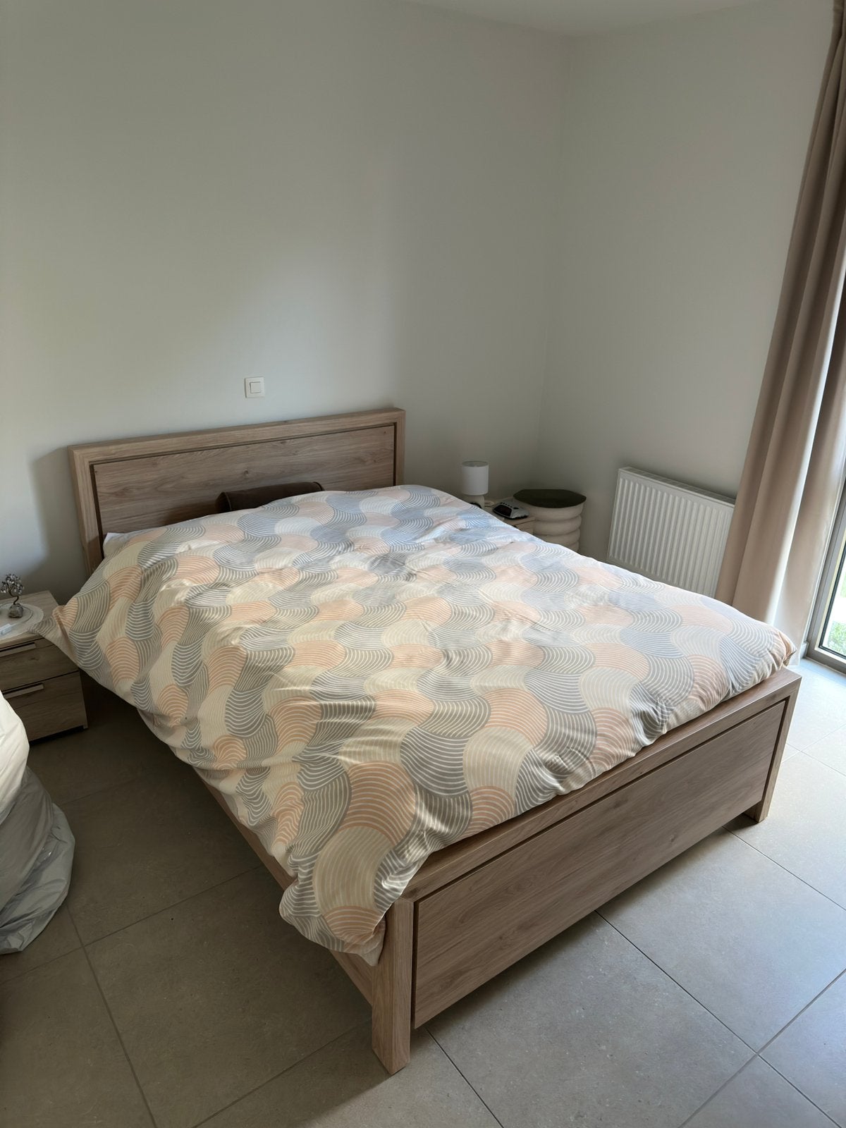 Complete slaapkamer Viola 140x200 - matras + 2 nachtkastjes, Ophalen, Zo goed als nieuw