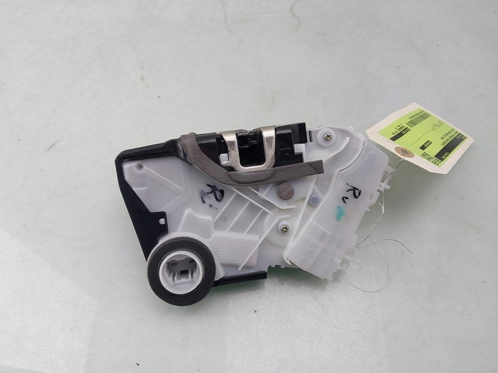 SERRURE DE PORTE RODS AVANT DROIT Yaris Cross (PB1 / PJ1), Kundenbetreuung@toyota.de, Toyota, Utilisé, Toyota-Allee 2
50858  Köln, DE