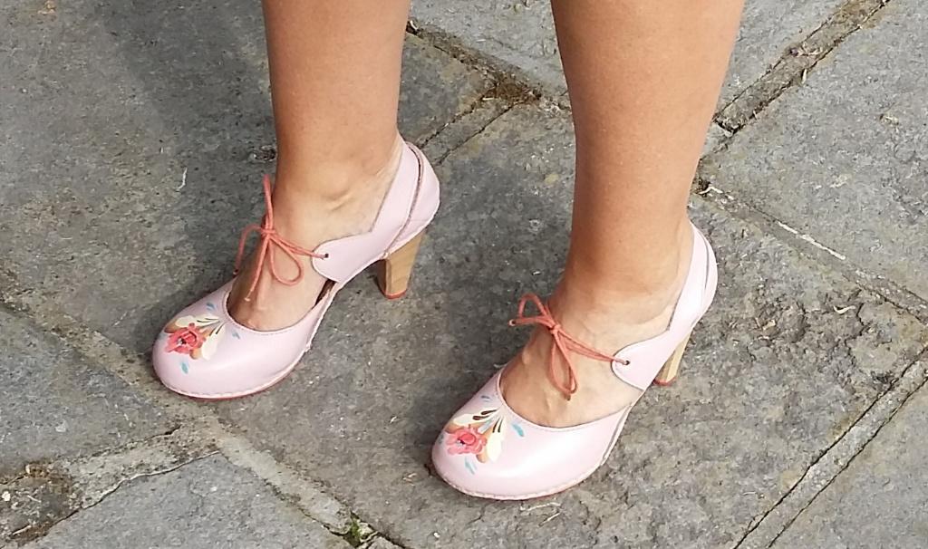 Leuke schoenen met tekening – maat 38, Kleding | Dames, Schoenen, Zo goed als nieuw, Schoenen met hoge hakken, Roze, Ophalen of Verzenden