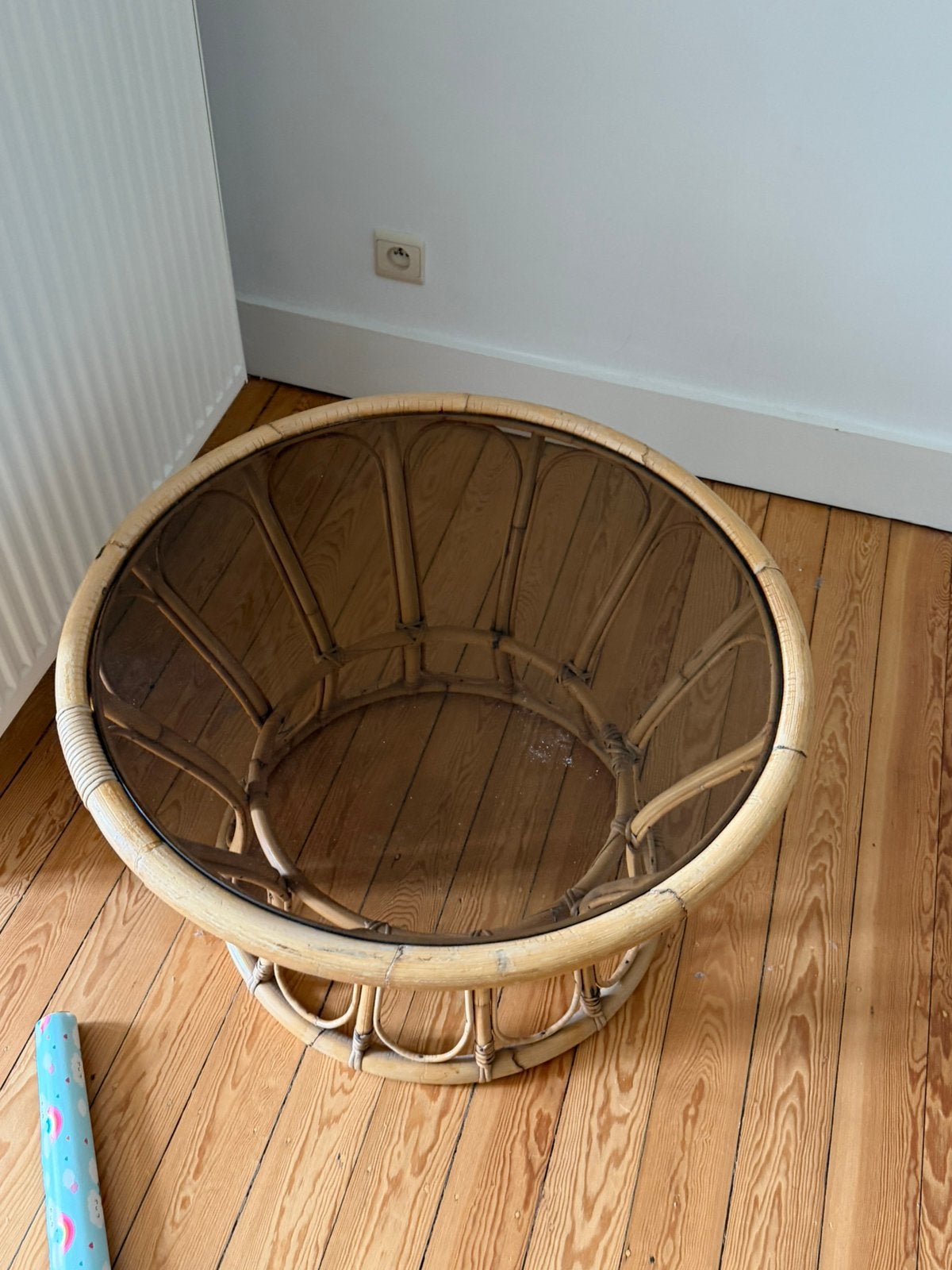 Table design / transparence / osier, Maison & Meubles, Enlèvement, Comme neuf, Osier