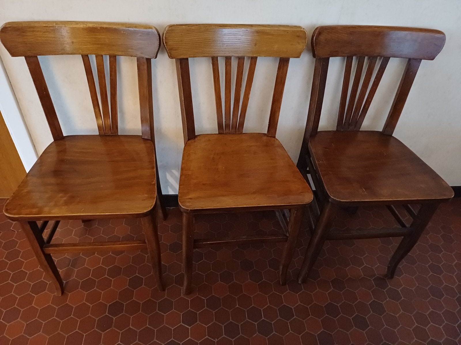 vieilles chaises de café laquées, Enlèvement