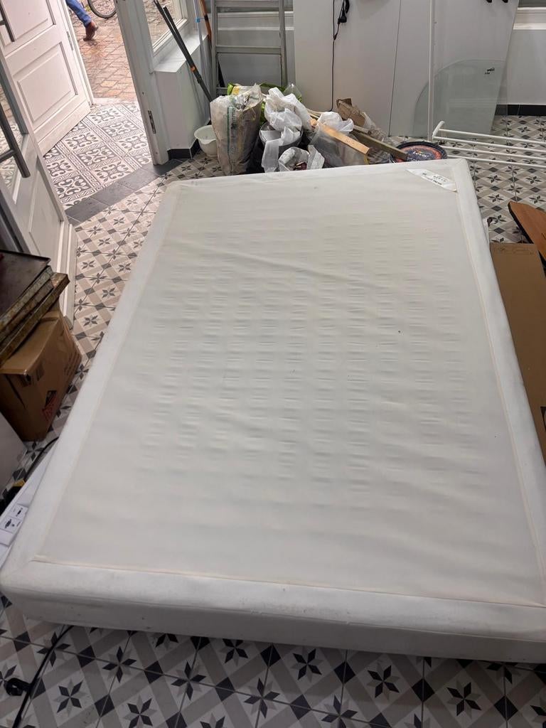 Lit ikea avec sommiers intégré
