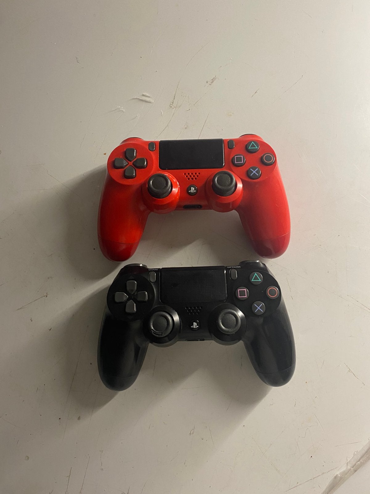 2x PS4 DualShock 4 controllers – rood & zwart, Games en Spelcomputers, Spelcomputers | Sony Consoles | Accessoires, Ophalen of Verzenden