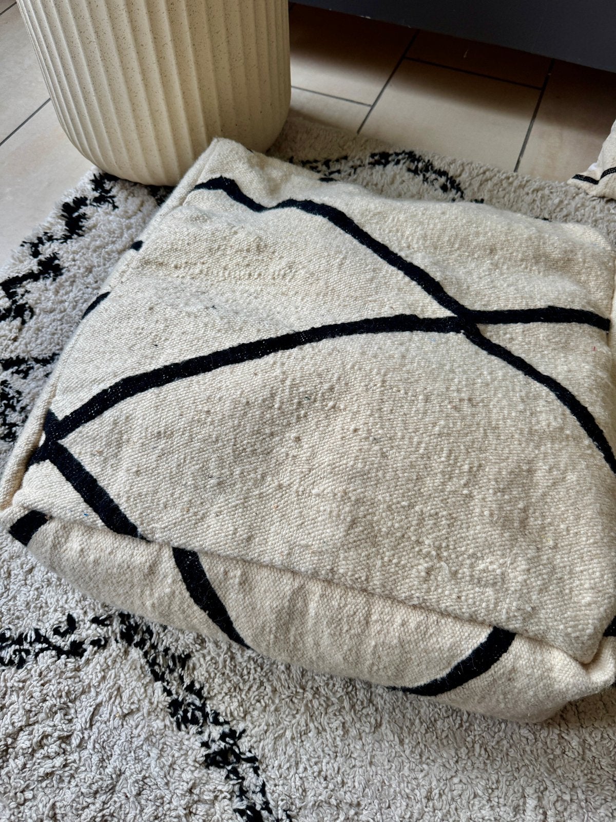 Vloerpoef. Berber‑stijl met een grove woltextuur., Enlèvement, Comme neuf, Beige