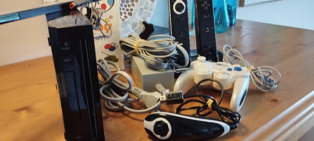 nintendo wii compleet met opladers voor wii, Ophalen of Verzenden, Gebruikt, Met 2 controllers, Met games