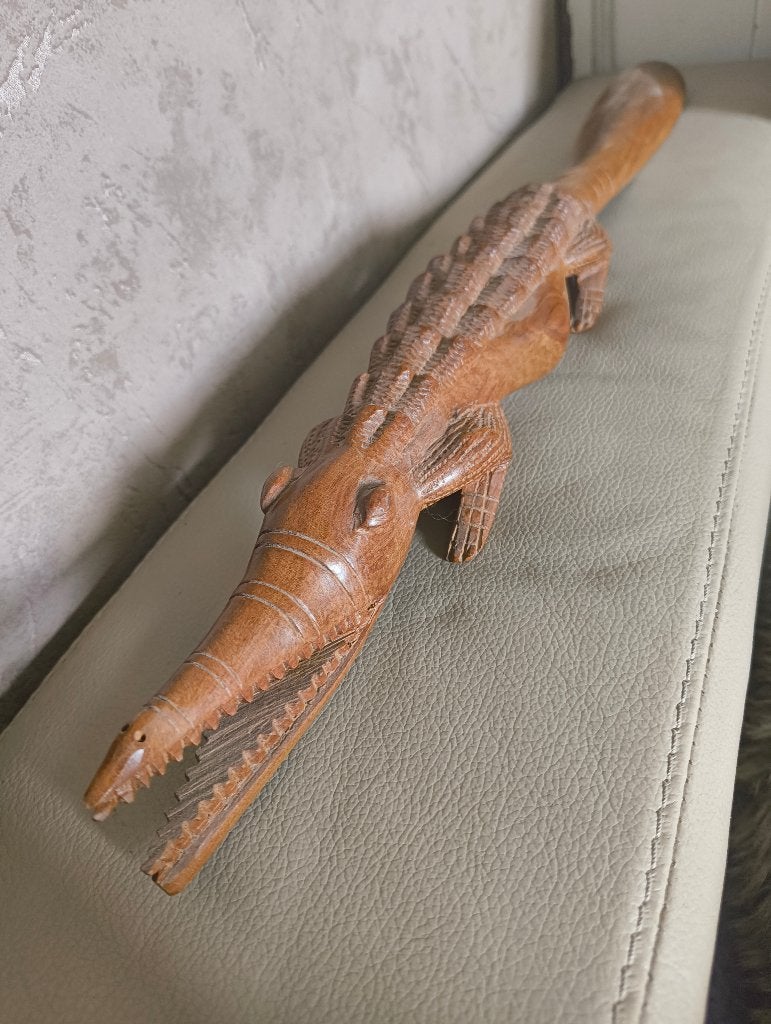 Chausse-pied vintage en bois sculpté à la main en crocodile, Antiquités & Art, Enlèvement, Bois, Sculpture sur bois, 50 - 100 cm