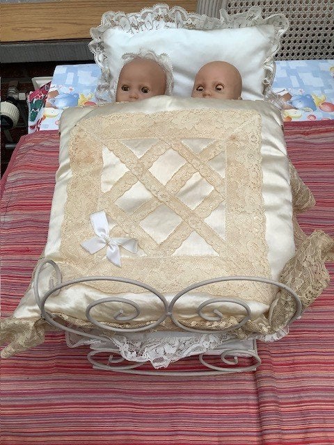 oud metalen poppen bedje + 2 popjes + sprei + kussentjes enz, Ophalen of Verzenden