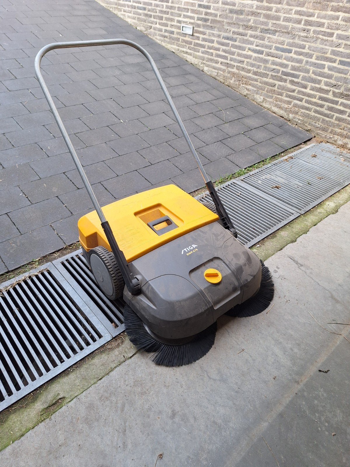 borstel veeg machine, Tuin en Terras, Ophalen, Zo goed als nieuw, 50 cm of meer, Stiga