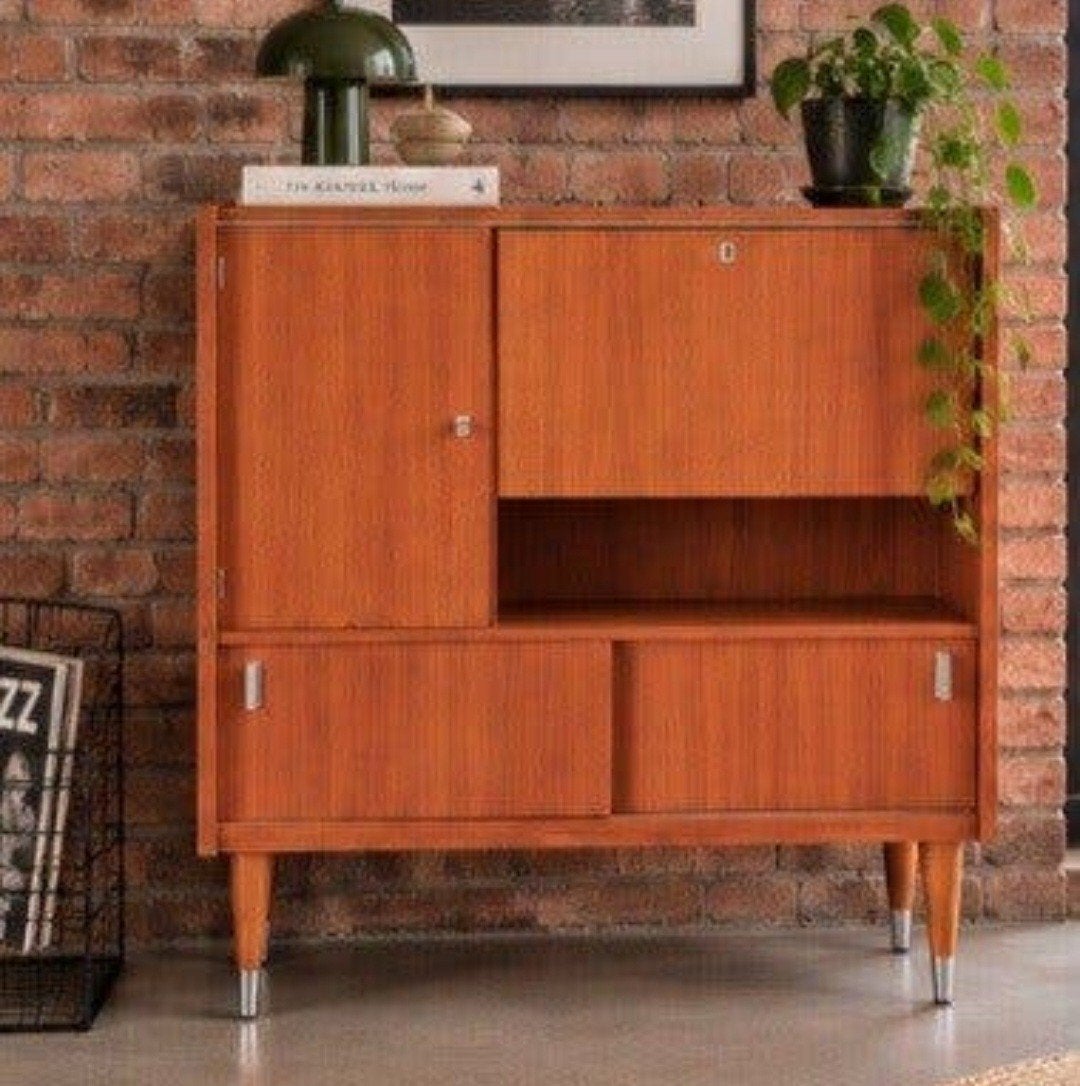 Vintage kast in teak met veel opbergruimte
lengte 1,25m
hoog, Huis en Inrichting, Ophalen