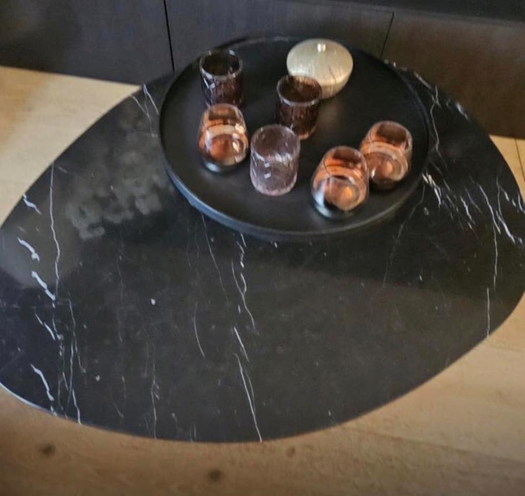 Stijlvolle salontafel met een zwart marmeren blad