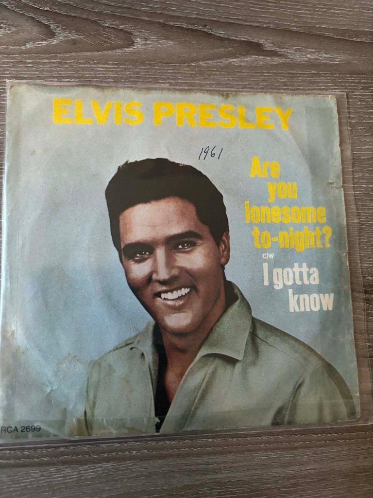Elvis single, Are you lonesome tonight/ I gotta know., Gebruikt, 7 inch, Ophalen of Verzenden, Beschermende buitenhoes