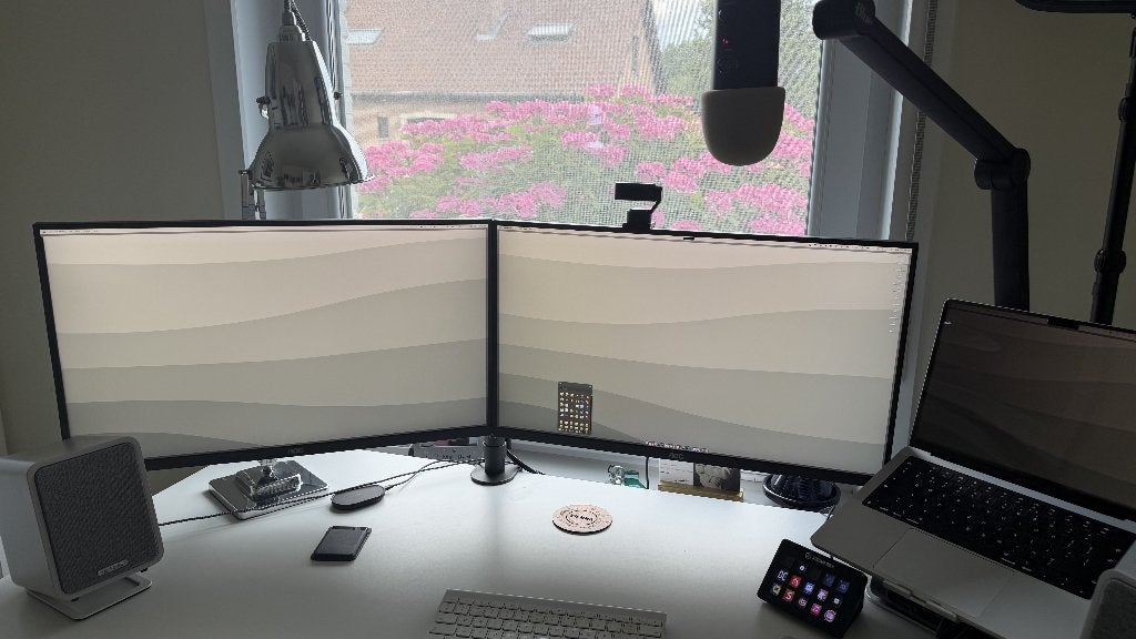 Dubbele monitoropstelling – 2 AOC 27″ 4K + monitorarm, Computers en Software, Monitoren, 3 tot 5 ms, In hoogte verstelbaar, AOC