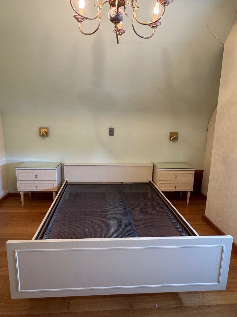Slaapkamer met bed nachtkastjes en commode, Ophalen, Gebruikt