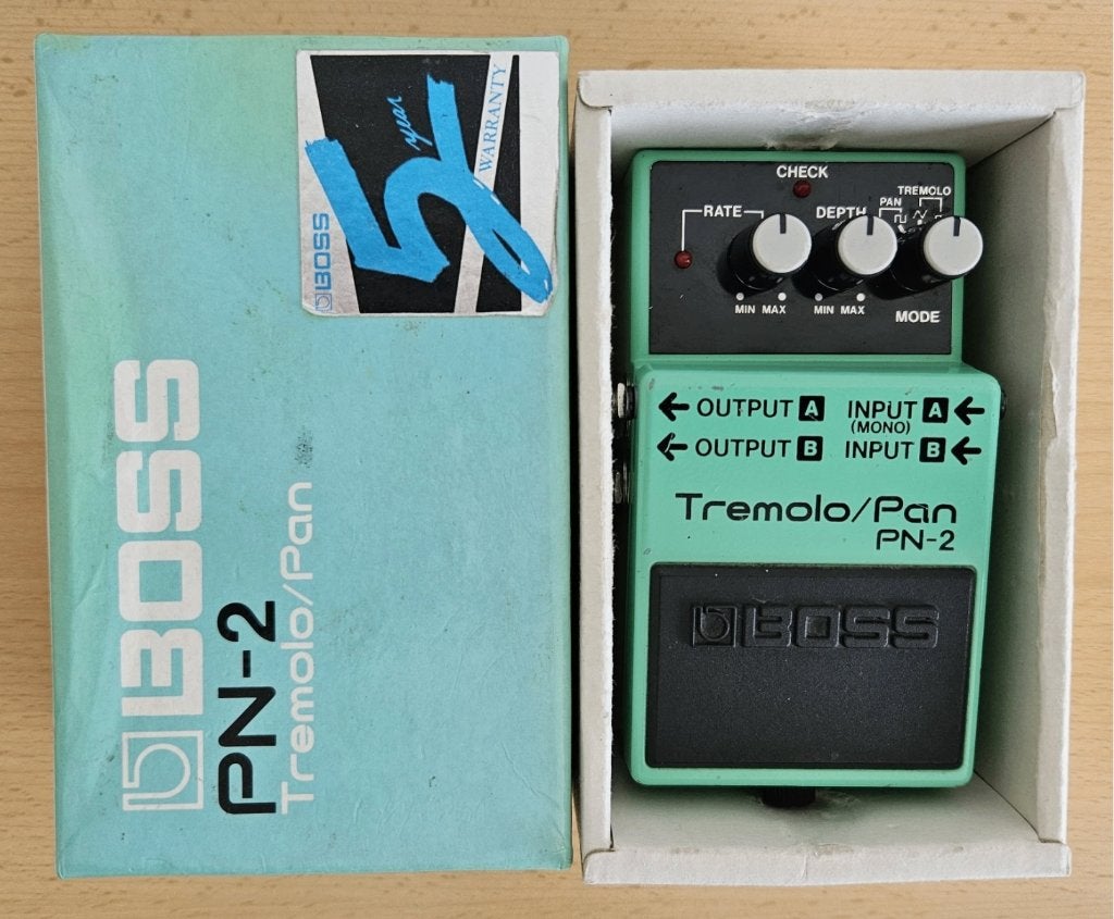 Boss PN-2 Tremolo/Pan - Vintage Stereo Pedal w/ Original Box, Musique & Instruments, Effets, Comme neuf, Autres types, Enlèvement ou Envoi