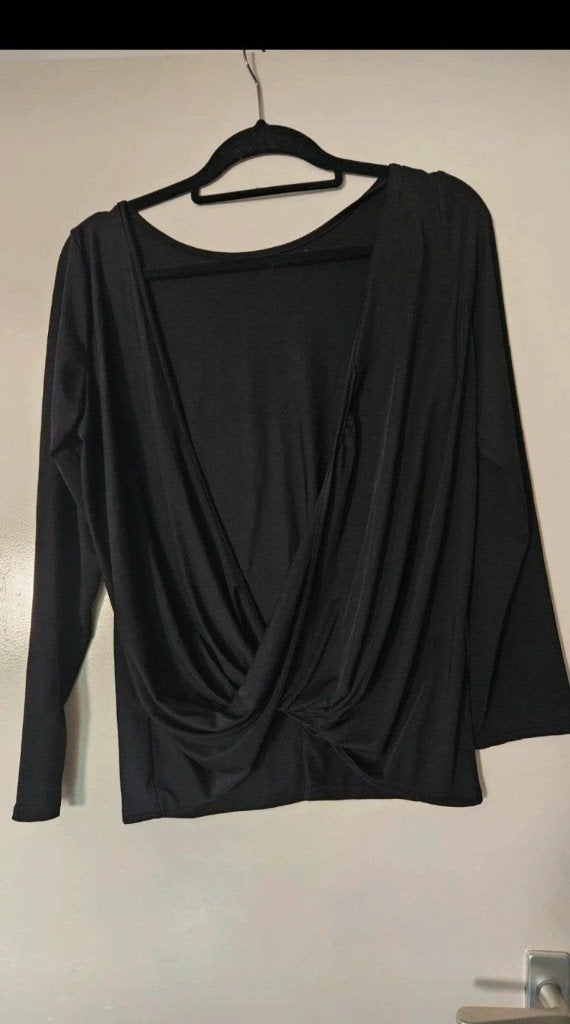 Zwarte top met lange mouwen en overslag detail Nieuw, Kleding | Dames, Maat 38/40 (M), Zwart, Nieuw, Ophalen of Verzenden