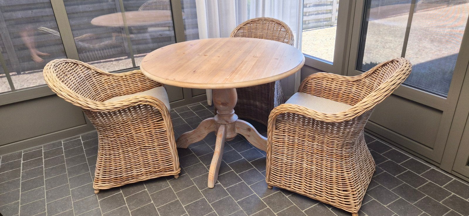 Landelijke ronde Eettafel met 3 rieten stoelen., Huis en Inrichting, Tafels | Eettafels, Ophalen, Rond