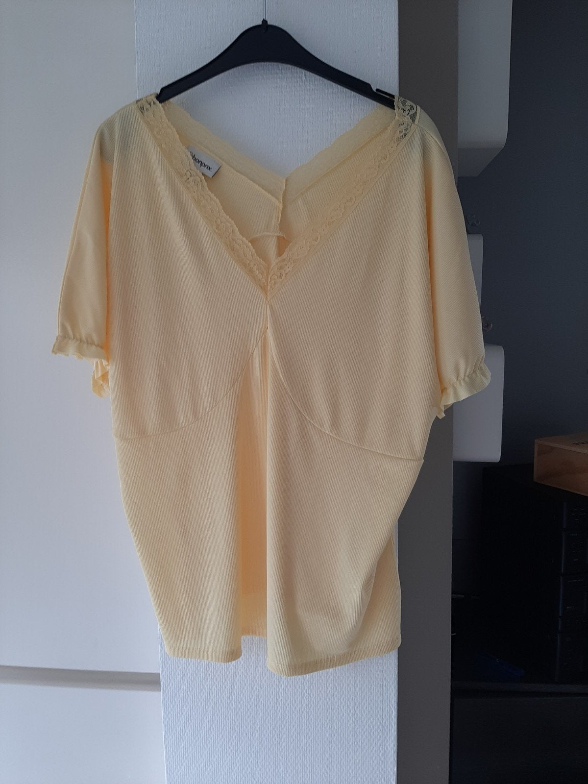 Bloesje BON PRIX, Kleding | Dames, Ophalen of Verzenden, Maat 46/48 (XL) of groter, Geel