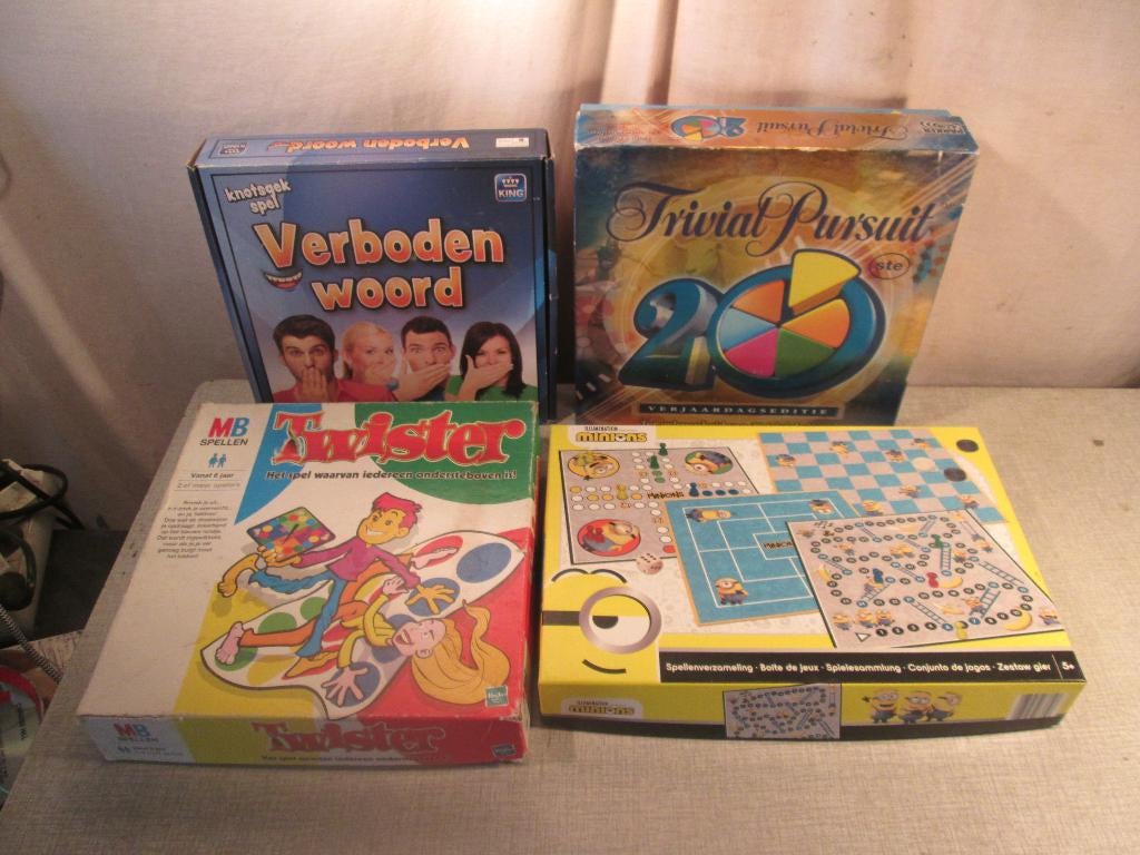 7 Prima Gezelschapspellen w.o. Twister en Trivial Pursuit, Hobby en Vrije tijd, Ophalen of Verzenden, Zo goed als nieuw